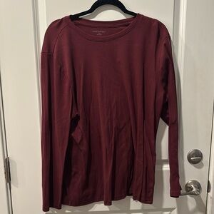 Long sleeve burgundy tee
